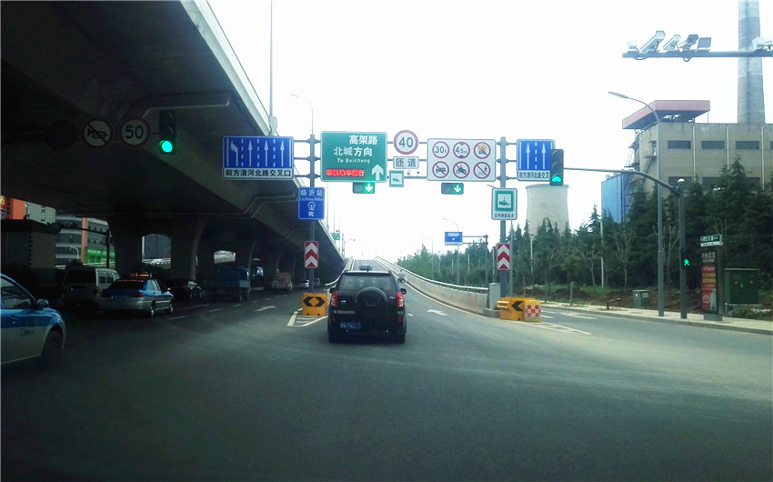 驾驶过程中的内部交通诱导系统在识别路标